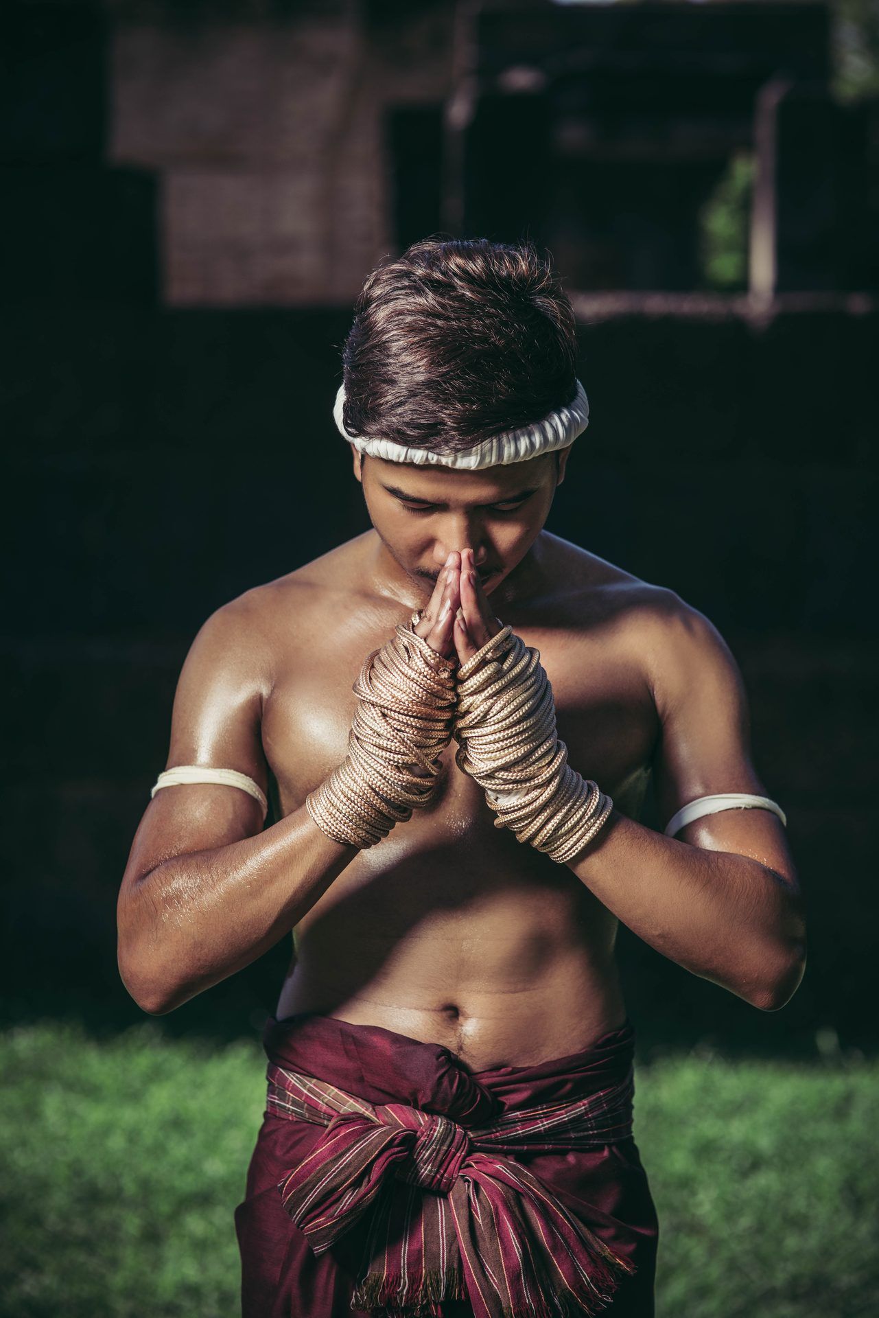 ยิมมวยไทย Yak Siam — นักมวยพันมือผ้าและไหว้ครู Muay Thai gym interior with traditional Wai Kru ceremony in Chiang Mai