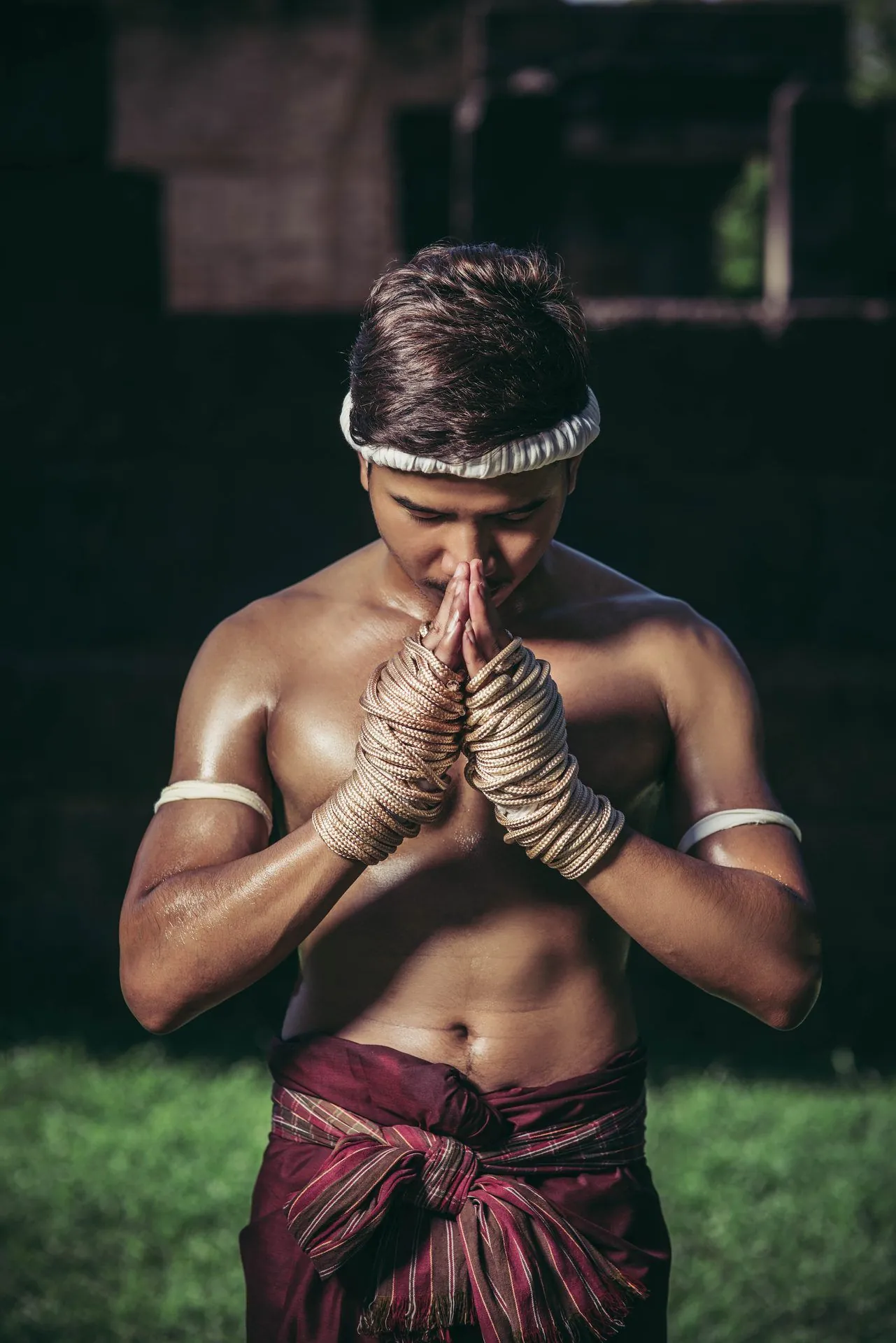 ยิมมวยไทย Yak Siam — นักมวยพันมือผ้าและไหว้ครู Muay Thai gym interior with traditional Wai Kru ceremony in Chiang Mai